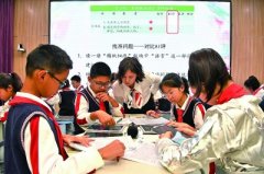 6个小组的同窗围坐正在